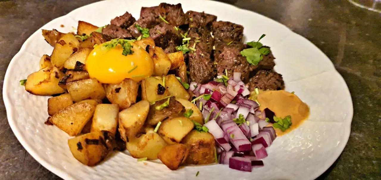 Biff Rydberg med stekt potatis, rå äggula, hackad rödlök och en klick senap. En klassisk svensk rätt som smakar ljuvligt.