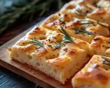 Nybakad focaccia med rosmarin och flingsalt, perfekt för ett enkelt focaccia recept.