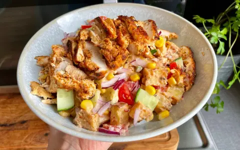En härlig kyckling kebab-sallad med grillad kyckling, potatis, majs, gurka, tomat och rödlök. Perfekt för en snabb och god lunch.
