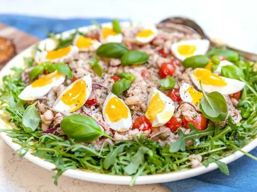 En härlig tonfisksallad med ägg, tomater och basilika, perfekt som en lätt lunch eller middag. Dressing till tonfisksallad är hemligheten bakom smaken.