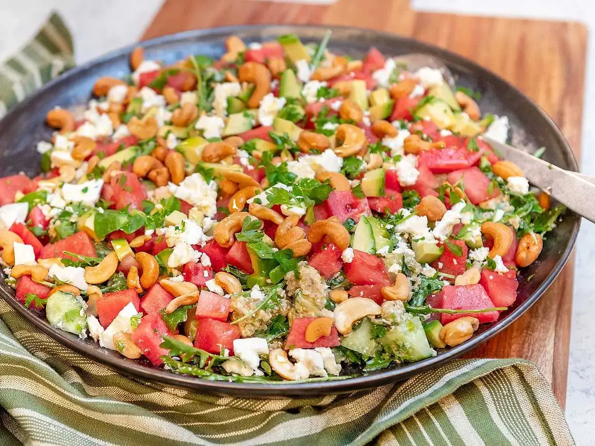 Sommarfr&auml;sch sallad med vattenmelon, fetaost, avokado och cashewn&ouml;tter. Ett perfekt quinoa recept f&ouml;r varma dagar.