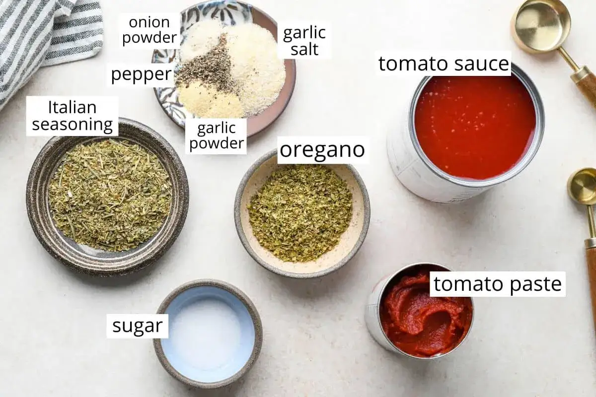 Ingredienser för ett gott pizzasås recept: tomatpuré, krossade tomater, oregano, italiensk kryddblandning, vitlökspulver, lökpulver, socker, salt och peppar.