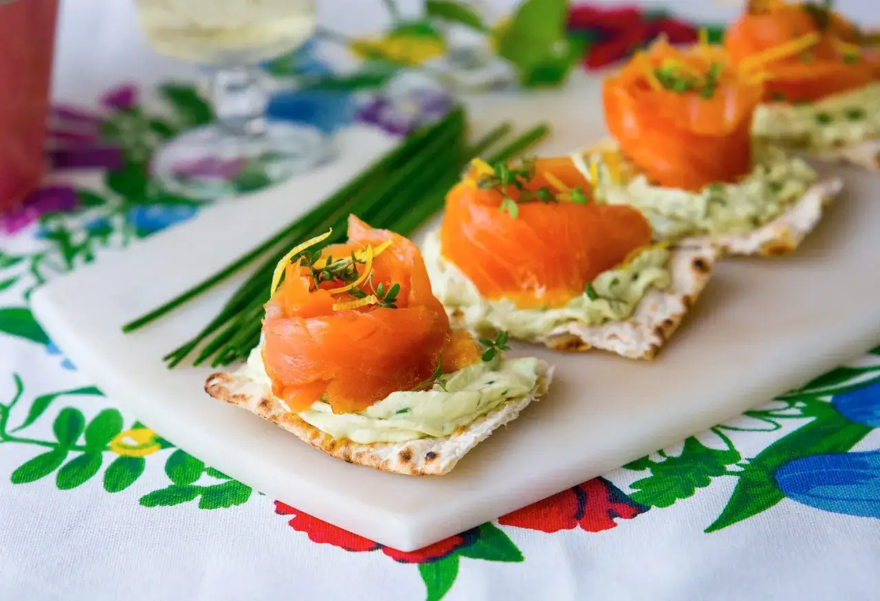 Smörgåsar med lax och gräddost, perfekta snittar till midsommar. Garnerade med dill och citronskal.