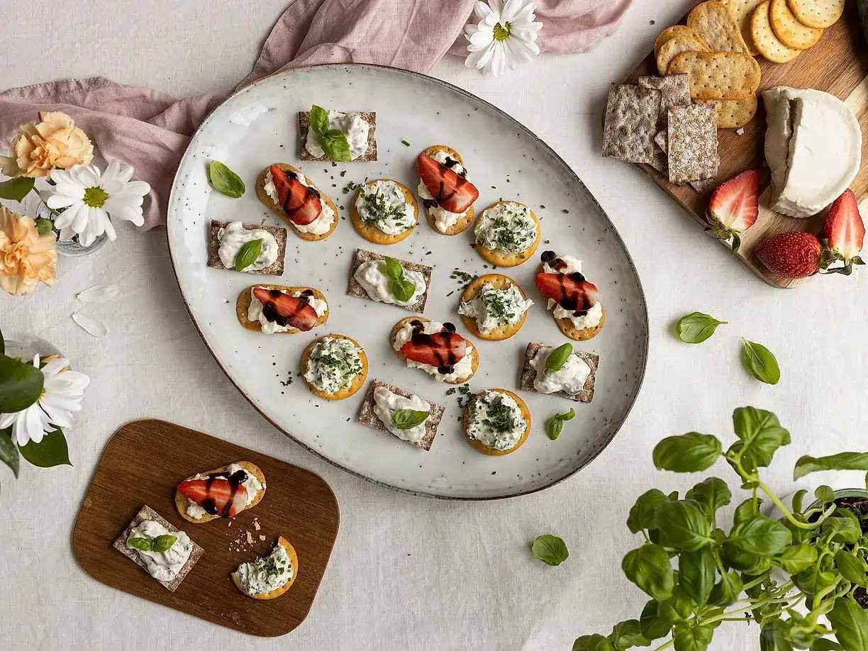 Enkla snittar till m&aring;nga: kex med kr&auml;mig topping, f&auml;rska &ouml;rter och jordgubbar. Perfekt f&ouml;r festen!
