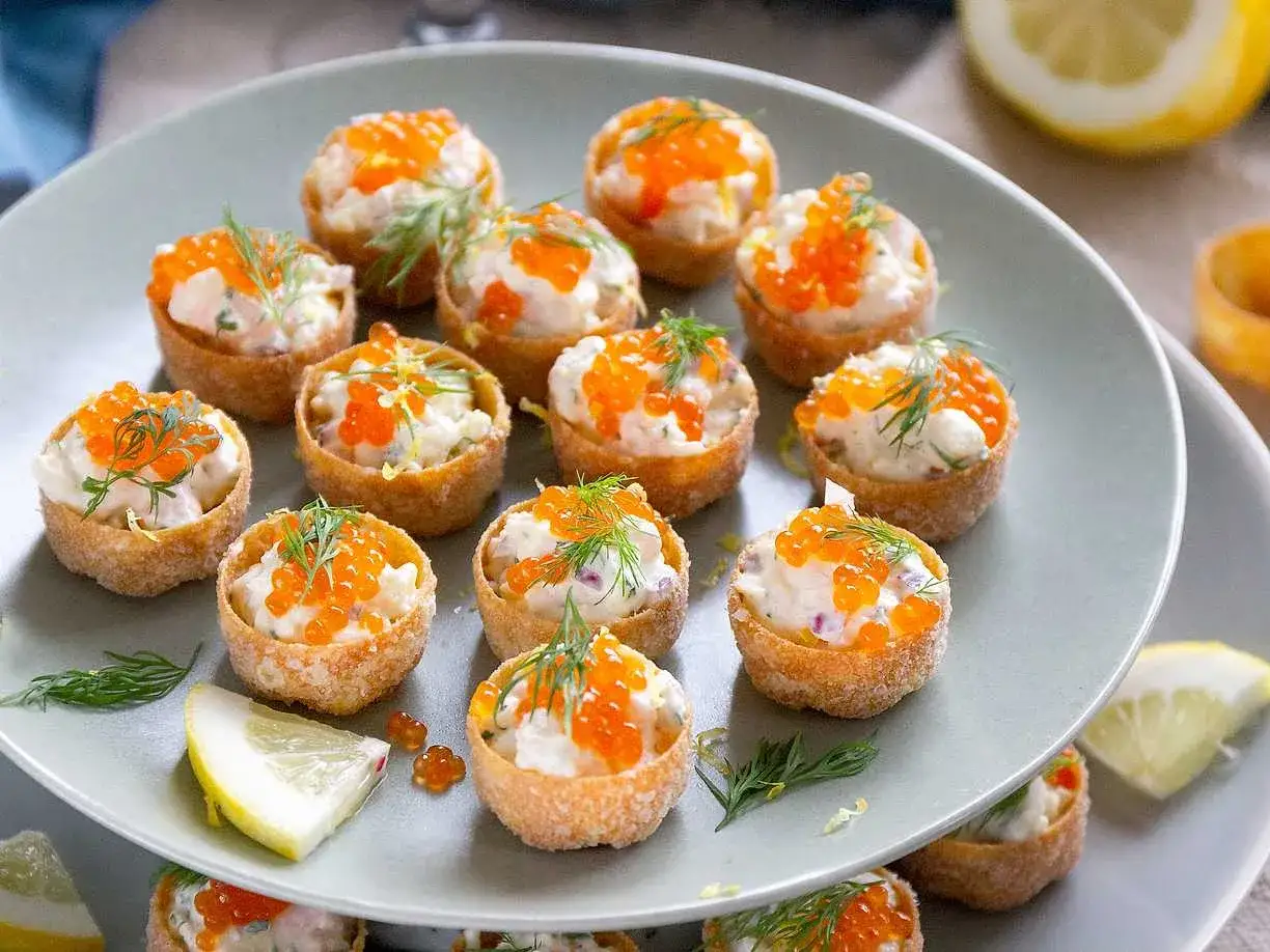Små, krispiga krustader fyllda med en krämig röra och toppade med orange rom och dill. Perfekt för mingel!