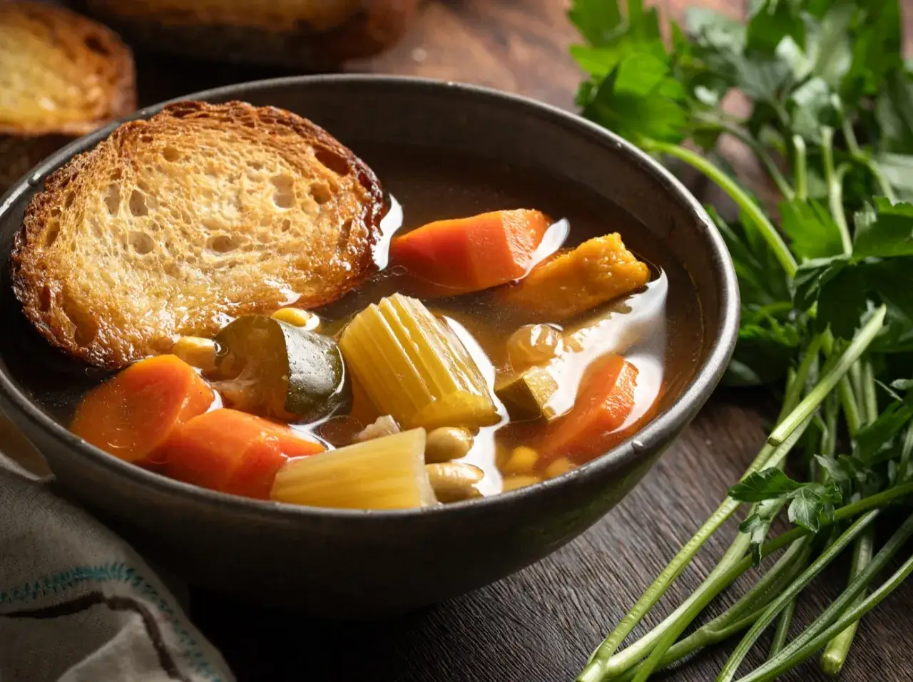 Varm kycklingsoppa med rotfrukter och en rostad br&ouml;dskiva. Ett perfekt kycklingsoppa recept f&ouml;r kalla dagar.