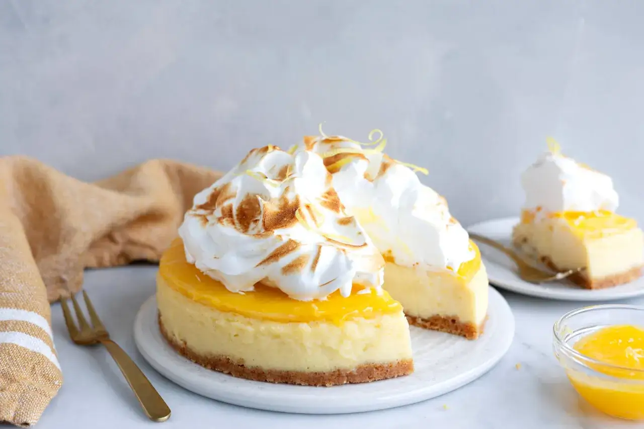 En krämig citroncheesecake med maränglock, perfekt att baka med mascarpone.