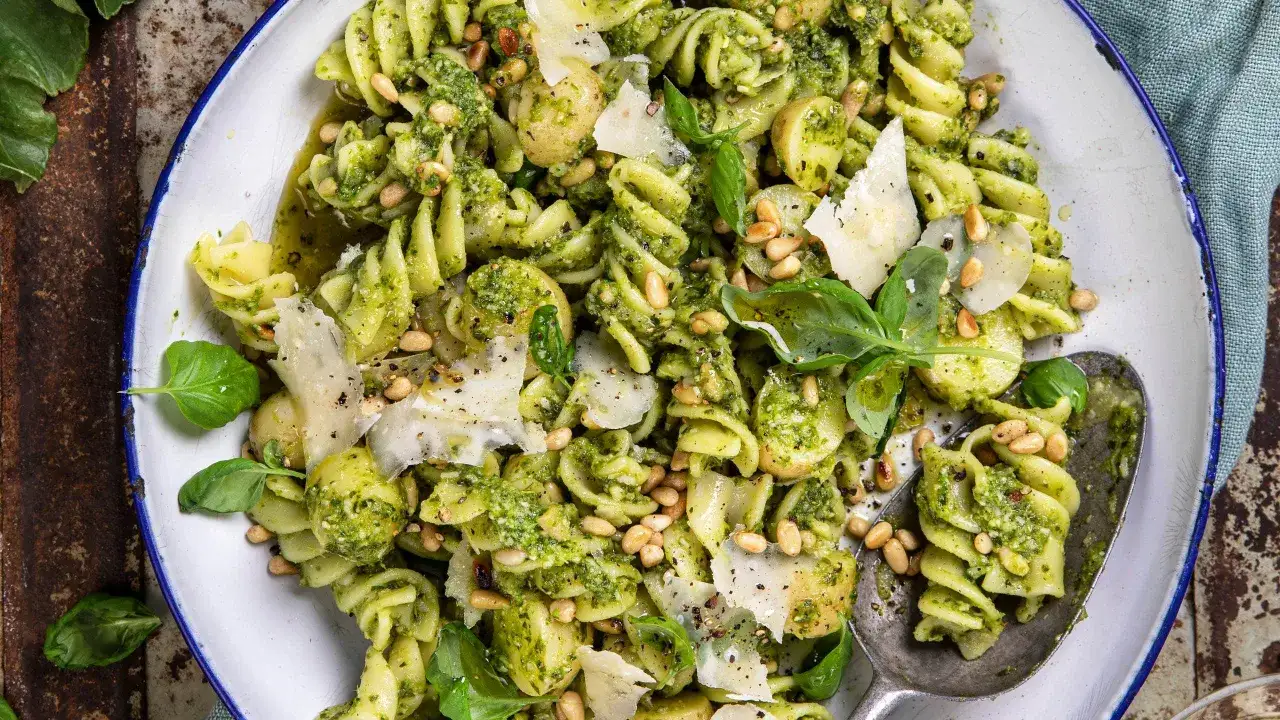 En n&auml;rbild p&aring; en h&auml;rlig pastasallad med pesto, pinjen&ouml;tter och parmesan. Perfekt f&ouml;r en snabb och smakrik lunch.