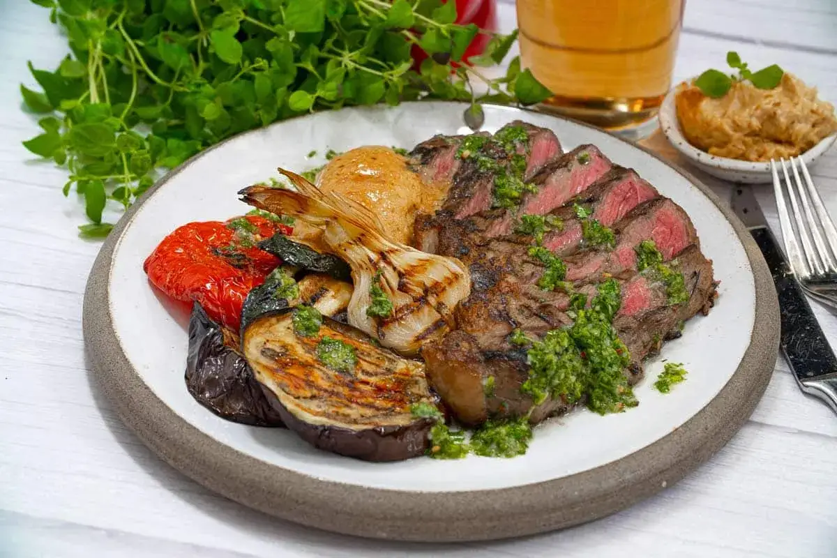 Perfekt grillad picanha med grillade gr&ouml;nsaker och en fr&auml;sch chimichurri. En festm&aring;ltid f&ouml;r alla sinnen!