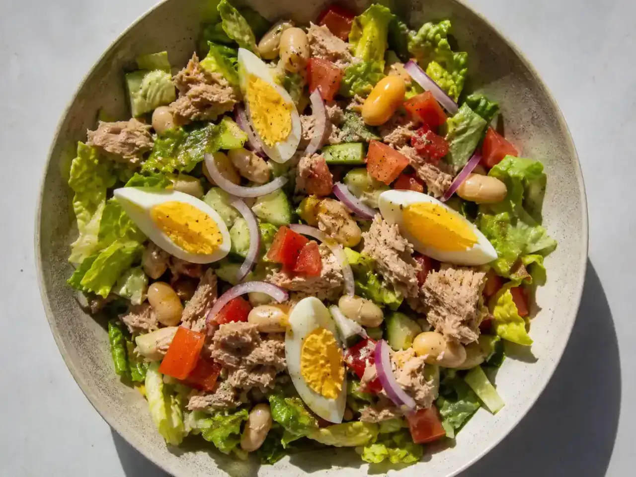En fr&auml;sch tonfisksallad med &auml;gg, b&ouml;nor, tomat och l&ouml;k. Perfekt dressing till tonfisksallad.
