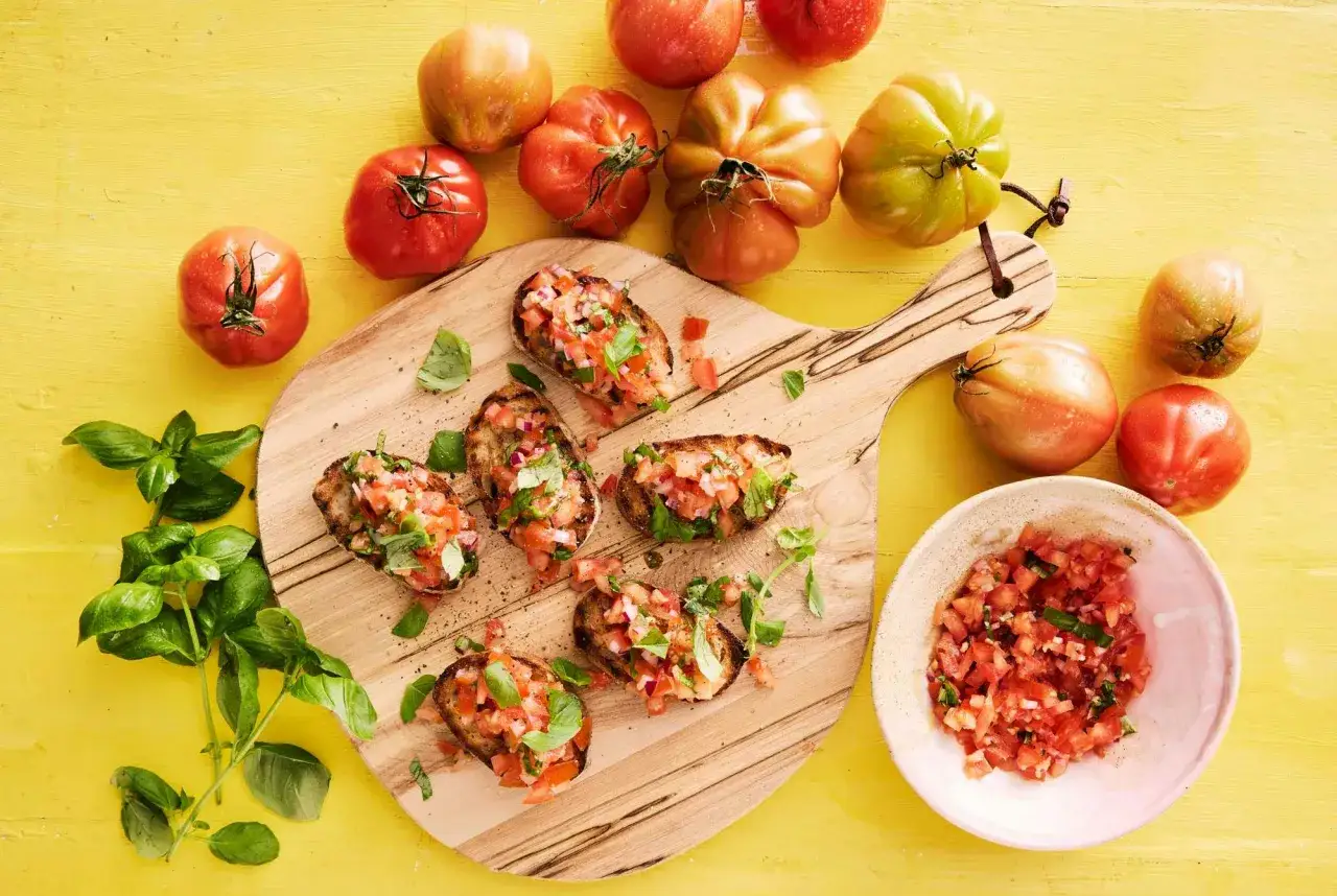 Färska tomater och basilika toppar rostat bröd. Ett perfekt bruschetta recept för sommaren.