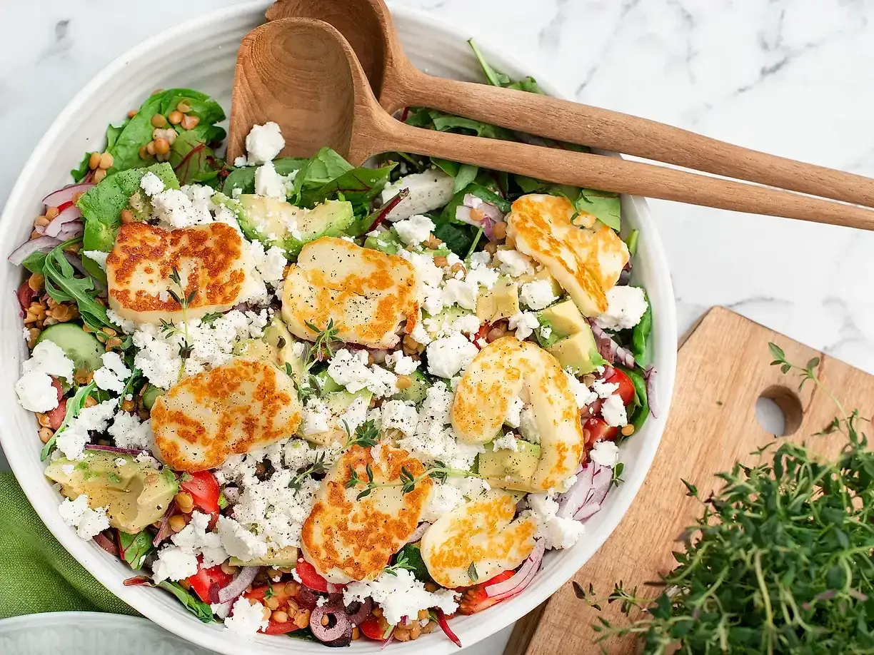 En h&auml;rlig halloumi sallad med linser, avokado, fetaost och f&auml;rska &ouml;rter. Perfekt f&ouml;r en l&auml;tt lunch eller middag.