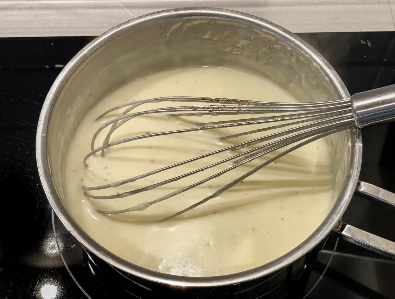 En kr&auml;mig bechamels&aring;s som vispas i en kastrull. Perfekt f&ouml;r ditt bechamels&aring;s recept.
