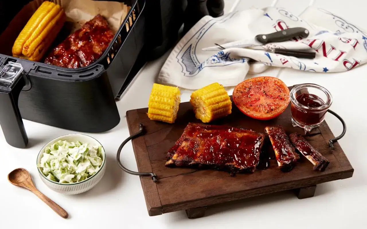 Grillade spareribs med majskolvar, coleslaw och tomatskiva. En h&auml;rlig m&aring;ltid med smak av sommar.