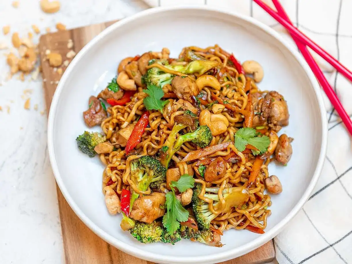 En sk&aring;l med nudlar, kyckling, broccoli, paprika och cashewn&ouml;tter. En l&auml;cker kyckling cashew-r&auml;tt som ser aptitlig ut.