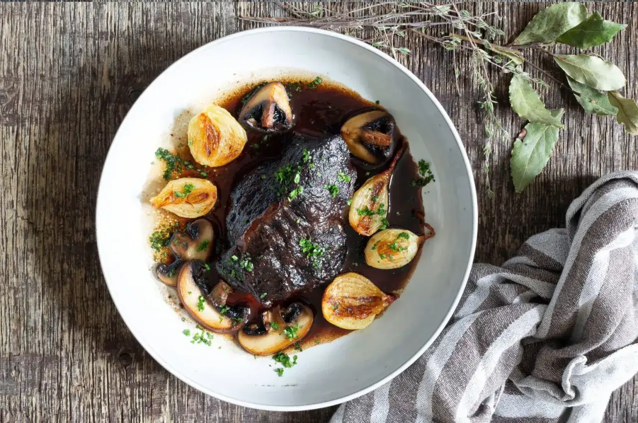 En mustig oxkind i mörk sås med champinjoner och karamelliserad lök. Ett perfekt oxkind recept för en mysig middag.