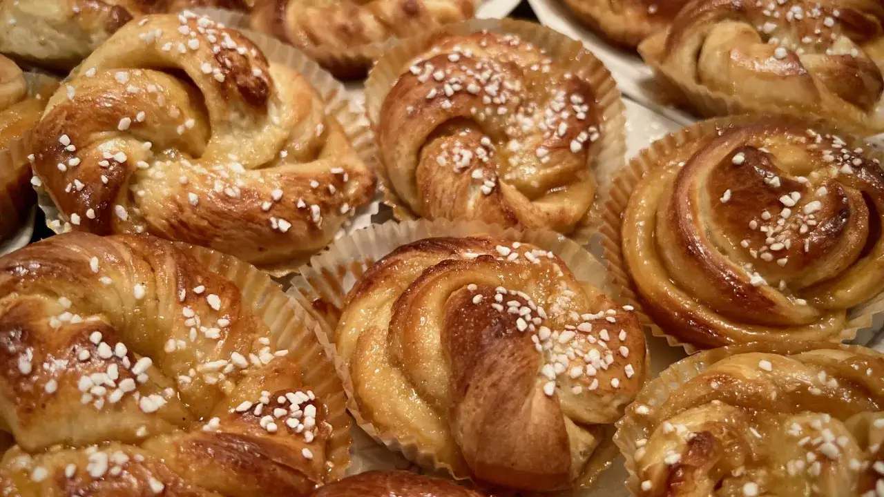 Gyllene vaniljbullar, perfekta för fikat. Ett enkelt vaniljbullar recept för hembakning.