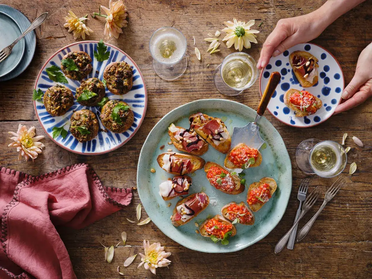 En härlig dukning med olika tapas recept: bruschetta med tomat och prosciutto, samt fyllda champinjoner. Perfekt för en mysig kväll!