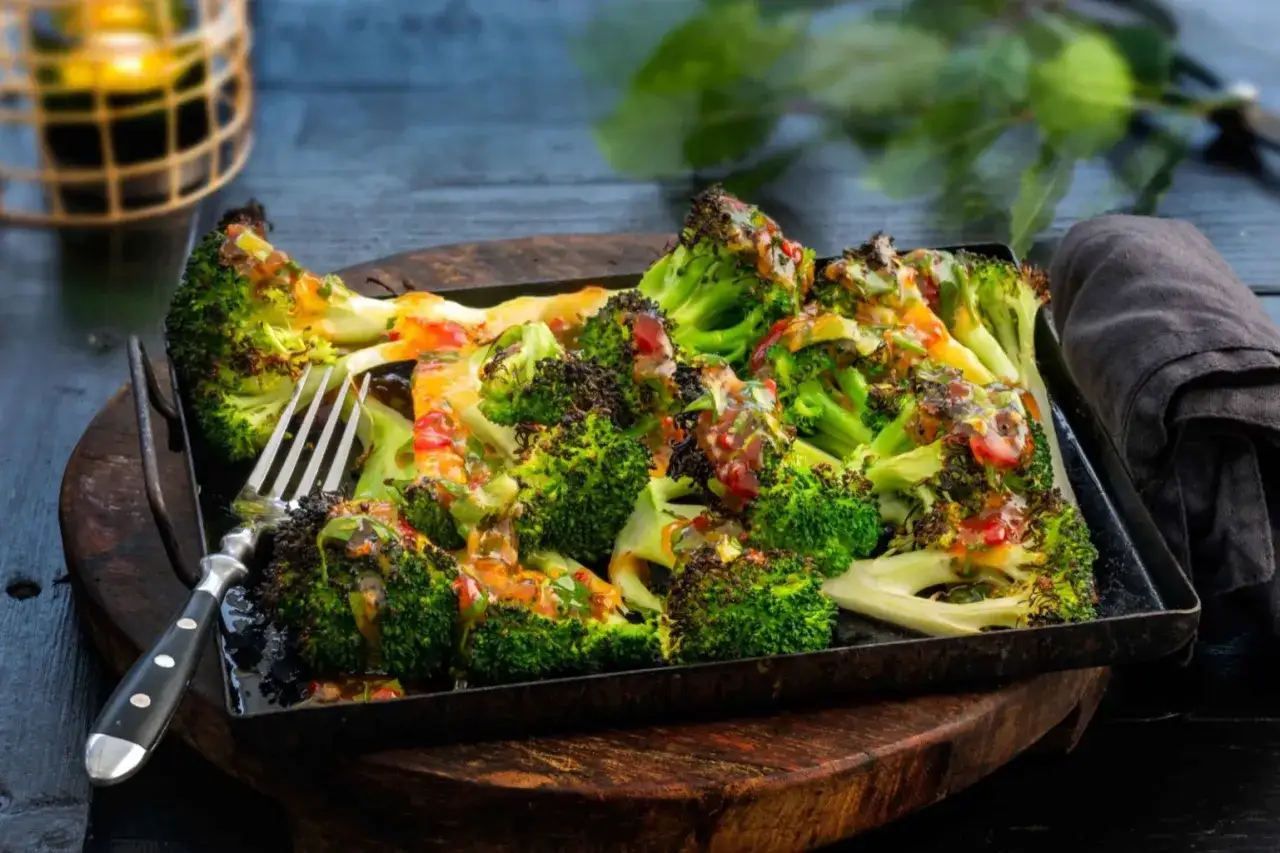 Ugnsrostad broccoli med en h&auml;rlig dressing. Perfekt som tillbeh&ouml;r eller en l&auml;tt m&aring;ltid.