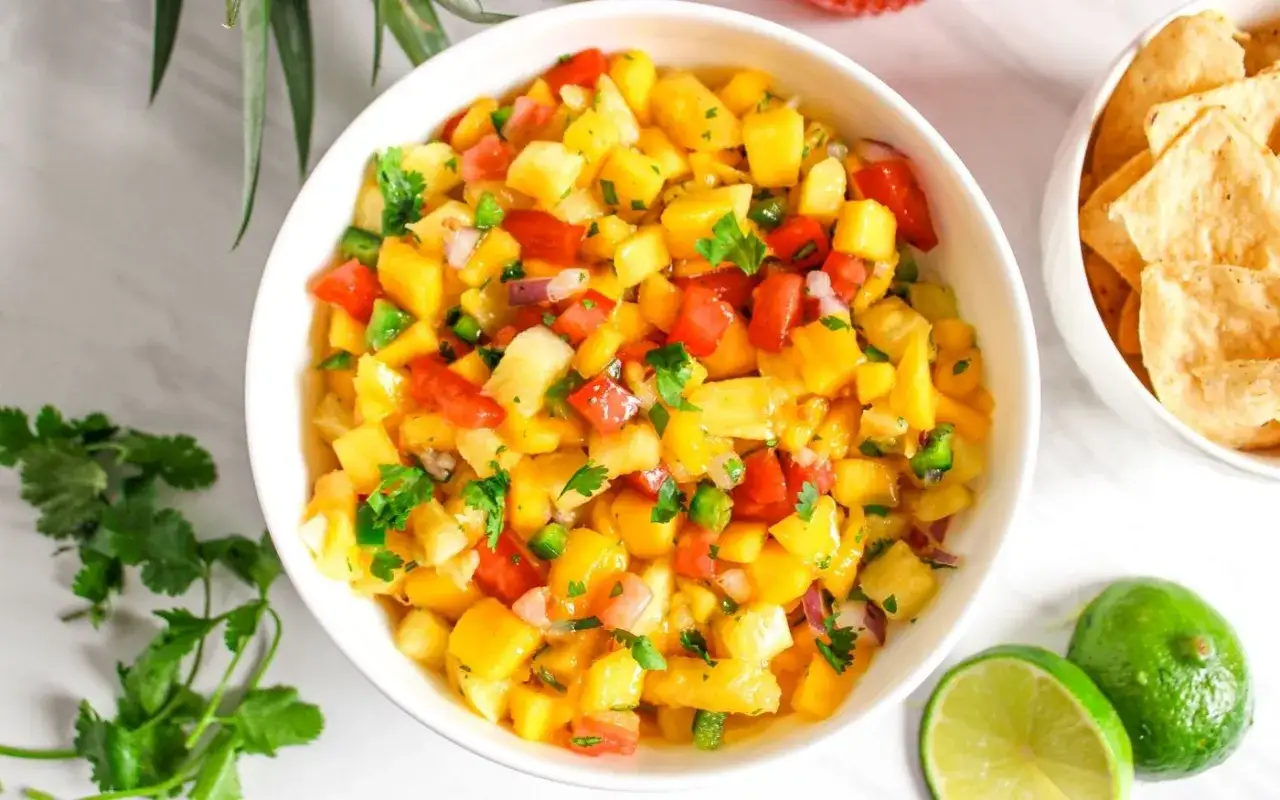 En sk&aring;l med f&auml;rgglad mango salsa, full av t&auml;rnad mango, tomat, jalape&ntilde;o och koriander. Perfekt till tortillachips.