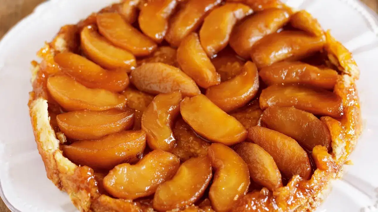 En gyllene tarte tatin med karamelliserade &auml;ppelklyftor som gl&auml;nser. En klassisk fransk dessert som sm&auml;lter i munnen.