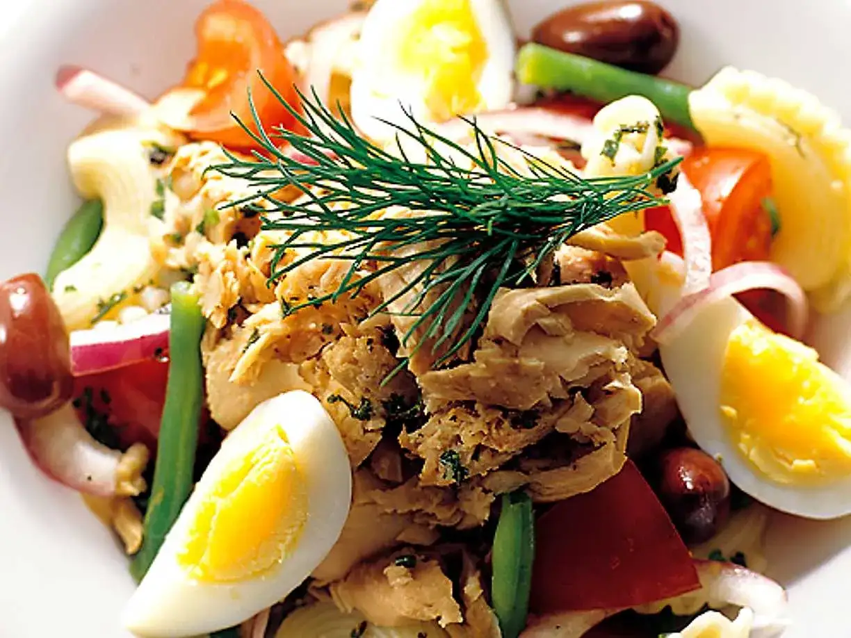 En h&auml;rlig tonfisksallad med pasta, &auml;gg, tomater, oliver och dill. En perfekt sommarlunch!