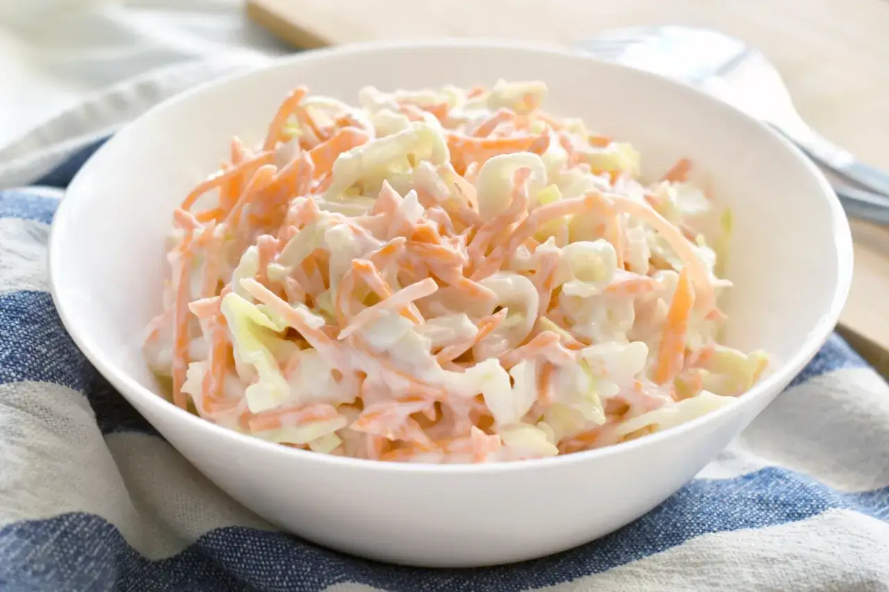 Krämig coleslaw med strimlad vitkål och morot, perfekt till grillat. Ett enkelt coleslaw recept för alla tillfällen.